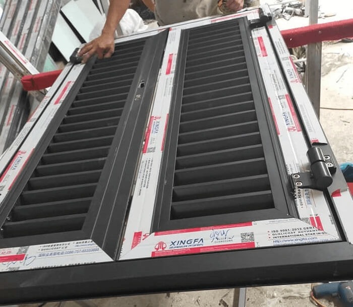 cua-nhom-xingfa-la-sach-3 Cửa chớp nhôm xingfa lá sách - Vật Tư Xây Dựng NTP